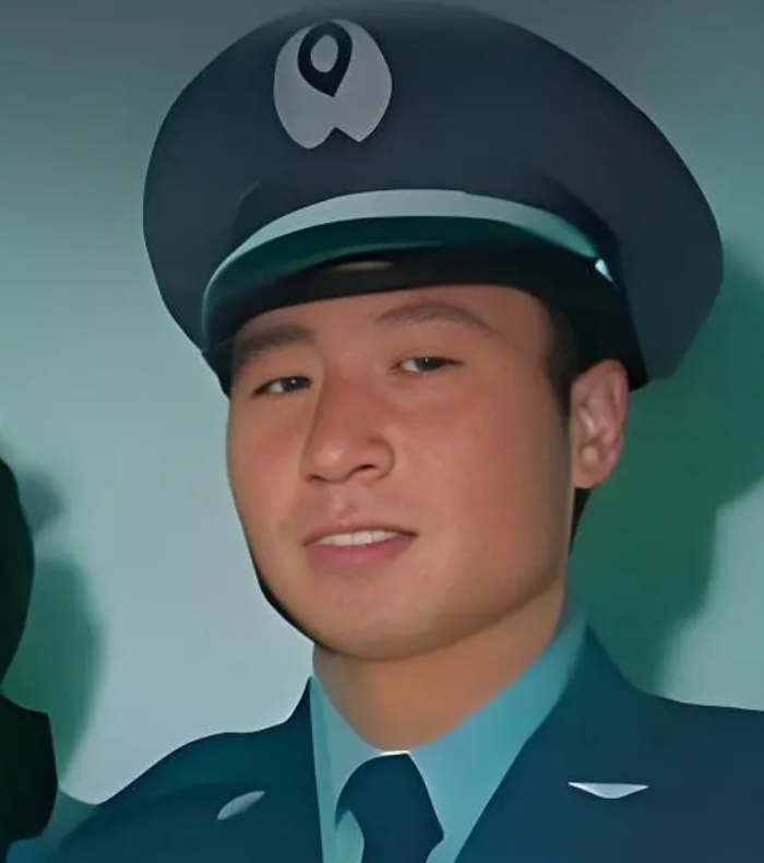 半岛体育官网-王学成1983年驾机叛逃到台湾，邓丽君前去接见他时低声耳语